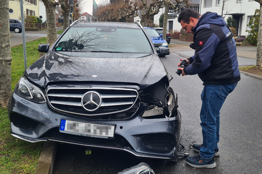 Unfallschaden wird von einem Kfz-Gutachter geprüft