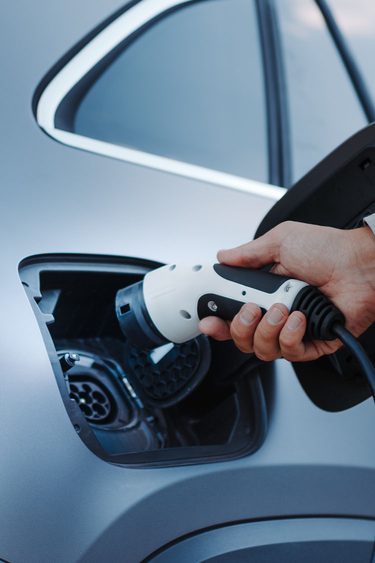 State of Health beim E-Auto: Wie Ladeverhalten den Batteriezustand beeinflusst Ladekabel wird an E-Auto angeschlossen – wichtig für die Beurteilung des State of Health der Batterie