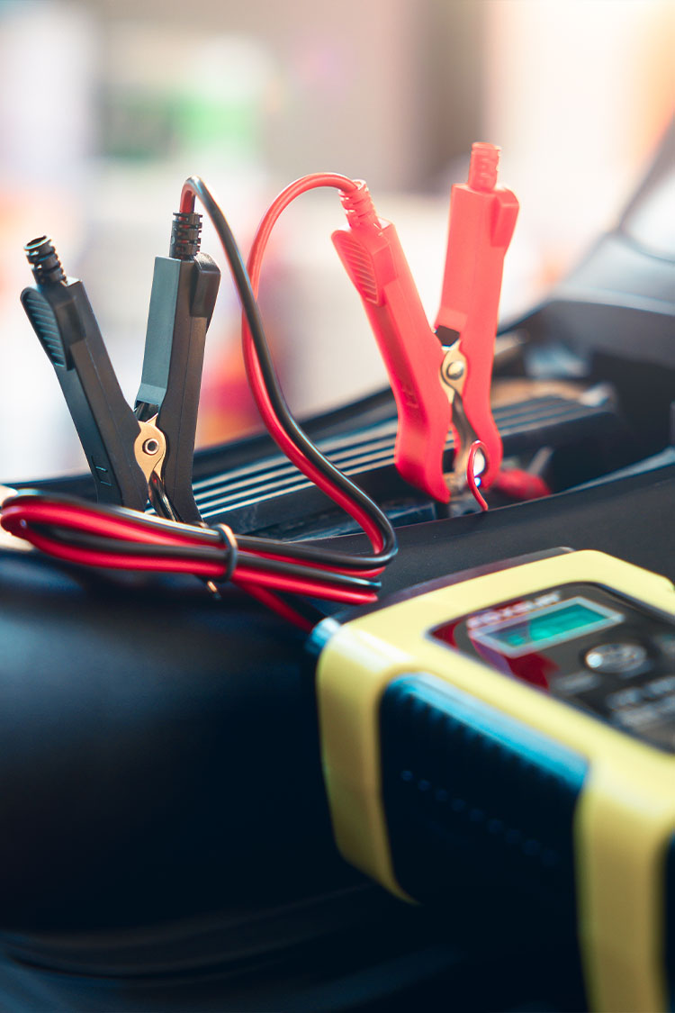 State of Health prüfen – So erkennen Sie den Zustand Ihrer Fahrzeugbatterie Diagnosegerät mit Klemmen misst den State of Health (SoH) einer Fahrzeugbatterie